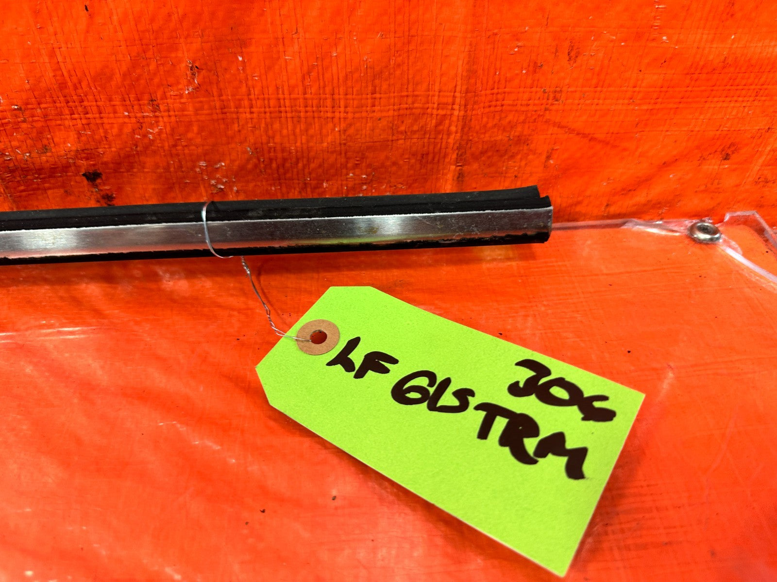 02 05 HONDA CIVIC SI EP3 HATCH   DRIVER LEFT EXTERIOR WINDOW GLASS TRIM OEM 3061
