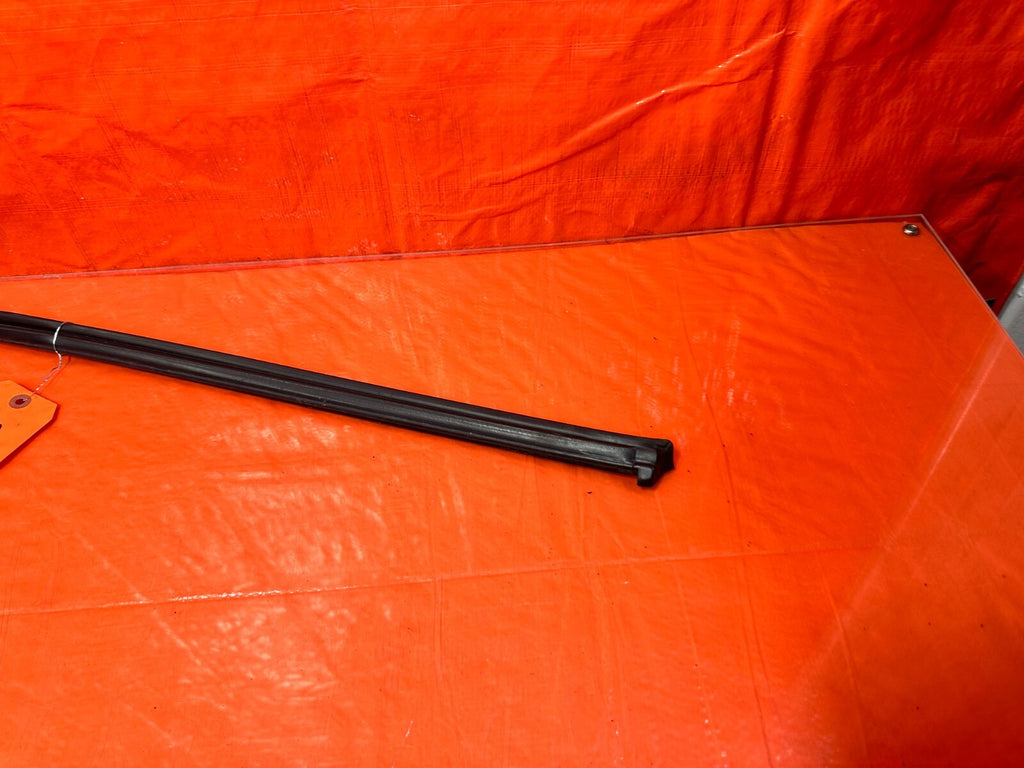 94 01 ACURA INTEGRA 2D   PASSENGER RIGHT TOP OF DOOR WEATHER STRIP OEM #2684