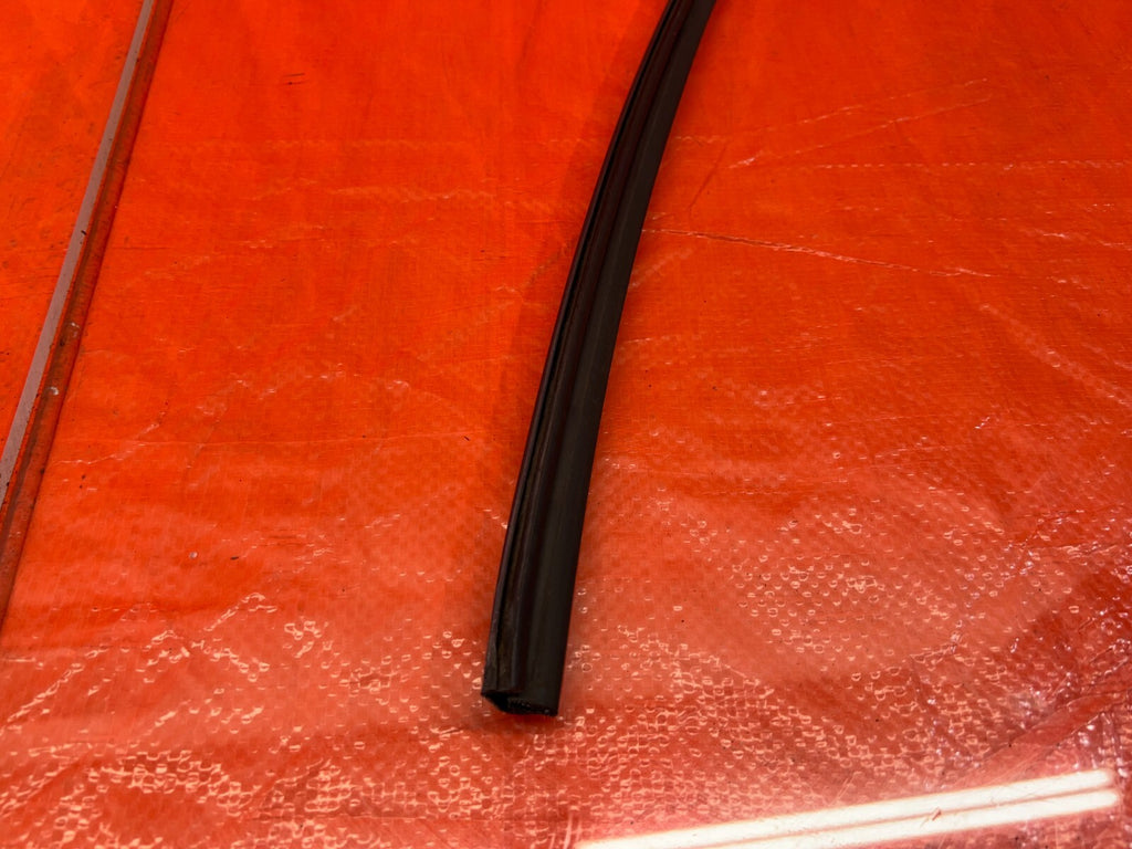 06 11 CIVIC 4D SEDAN   PASSENGER RIGHT REAR WEATHER STRIP RUN CHANNEL OEM #2034