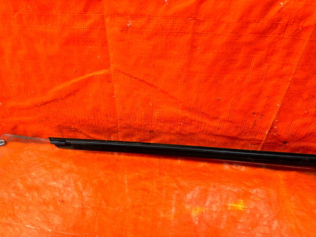 03 07 INFINITI G35 COUPE   PASSENGER RIGHT EXTERIOR WINDOW GLASS TRIM   OEM 29810