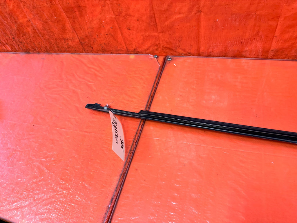 90 91 HONDA CIVIC HATCHBACK   RIGHT EXTERIOR WINDOW GLASS TRIM   OEM 3257