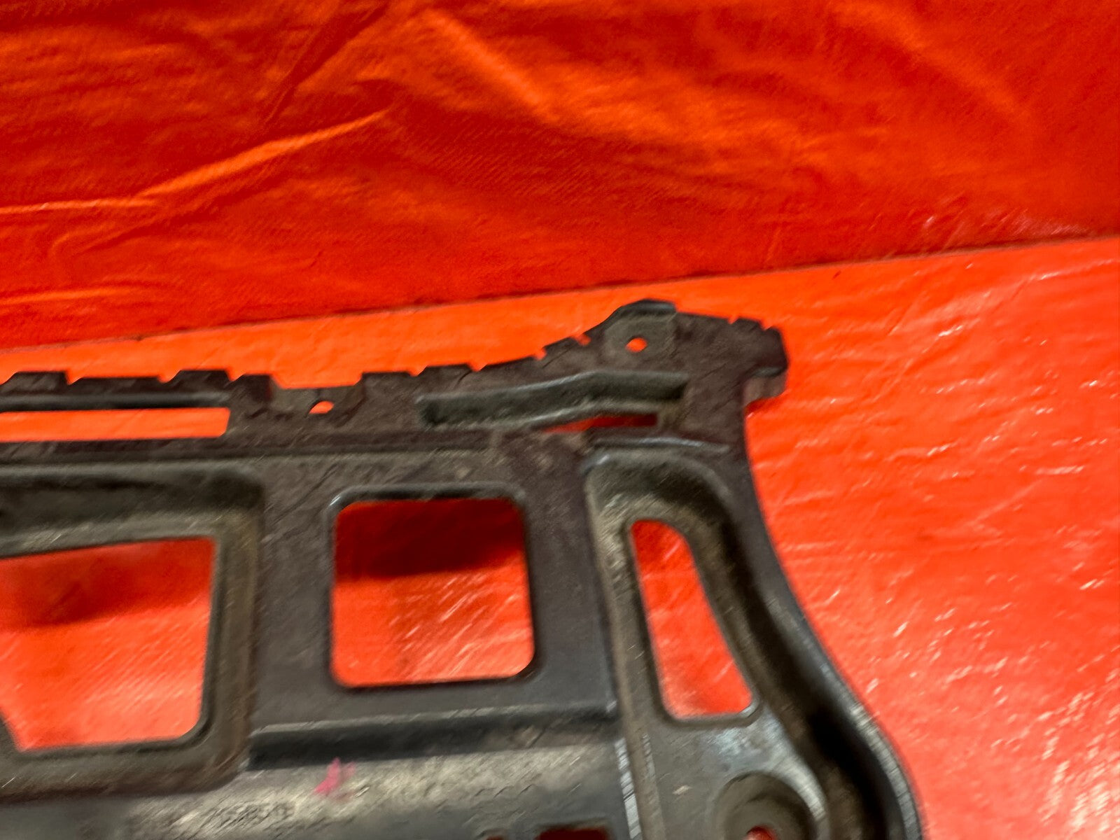 2007 07 BM3 335i   SEDAN   DRIVER LEFT REAR BUMPER RETAINER CLIP BRACKET OEM OE8