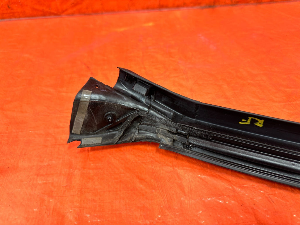 10 16 HYUNDAI GENESIS COUPE   RIGHT DOOR UPPER WEATHER STRIP SEAL OEM #30214
