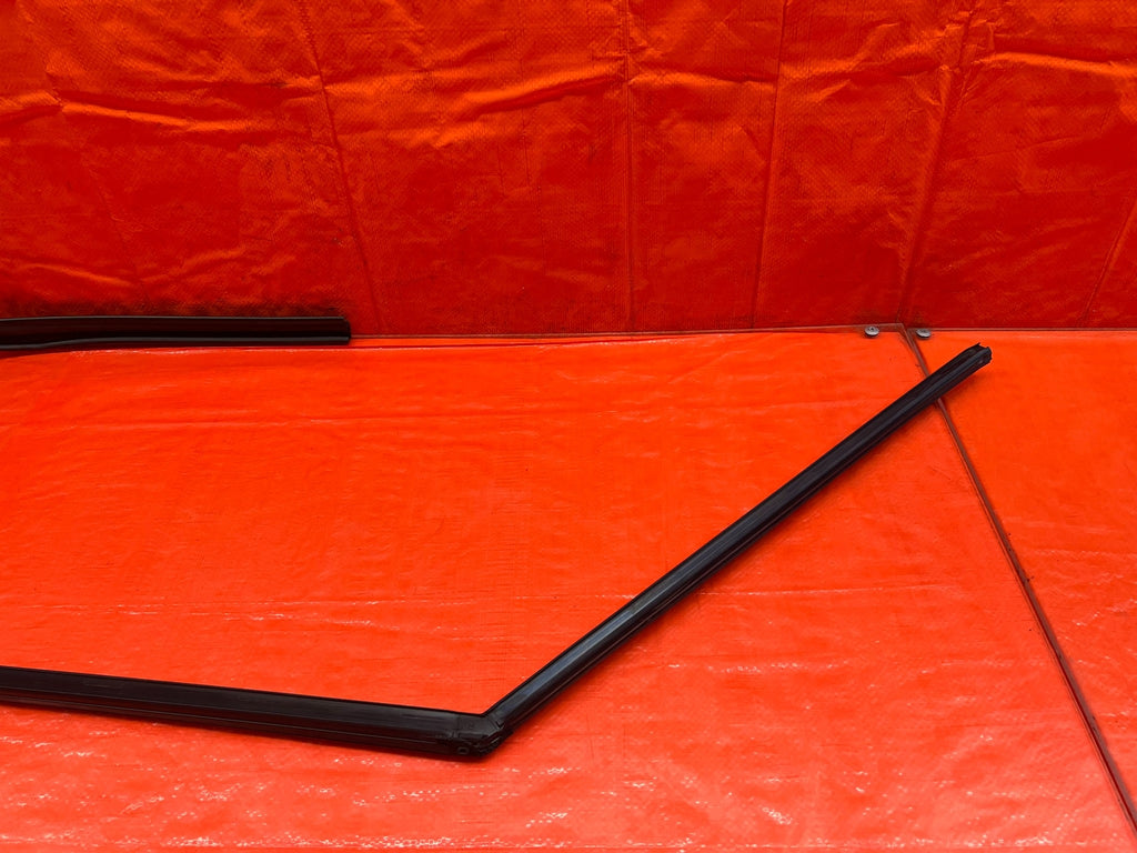 09 14 ACURA TSX   PASSENGER RIGHT FRONT WINDOW GLASS RUN CHANNEL   OEM #23410