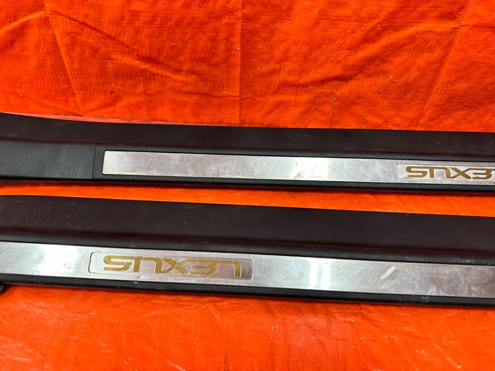 02 05 LEXUS SC430   LEFT AND RIGHT FLOOR PILLARS SCUFF PLATE SET   BLACK OEM 2883