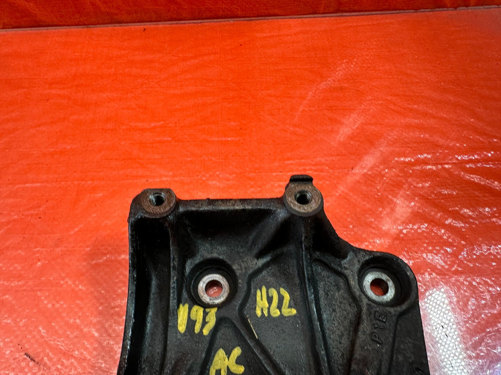 95 98 HONDA ODYSSEY   HVAC AIR CONDITIONING AC COMPRESSOR PUMP BRACKET   OEM 1936