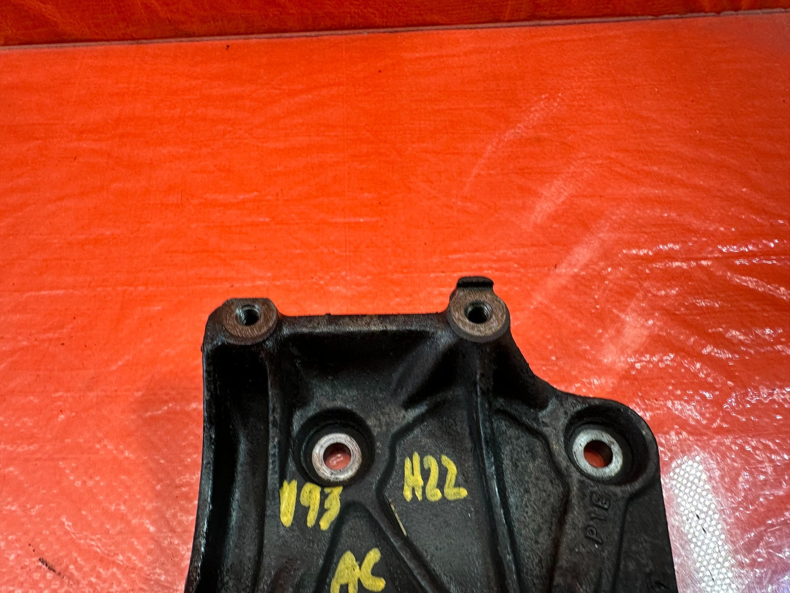 95 98 HONDA ODYSSEY   HVAC AIR CONDITIONING AC COMPRESSOR PUMP BRACKET   OEM 1936