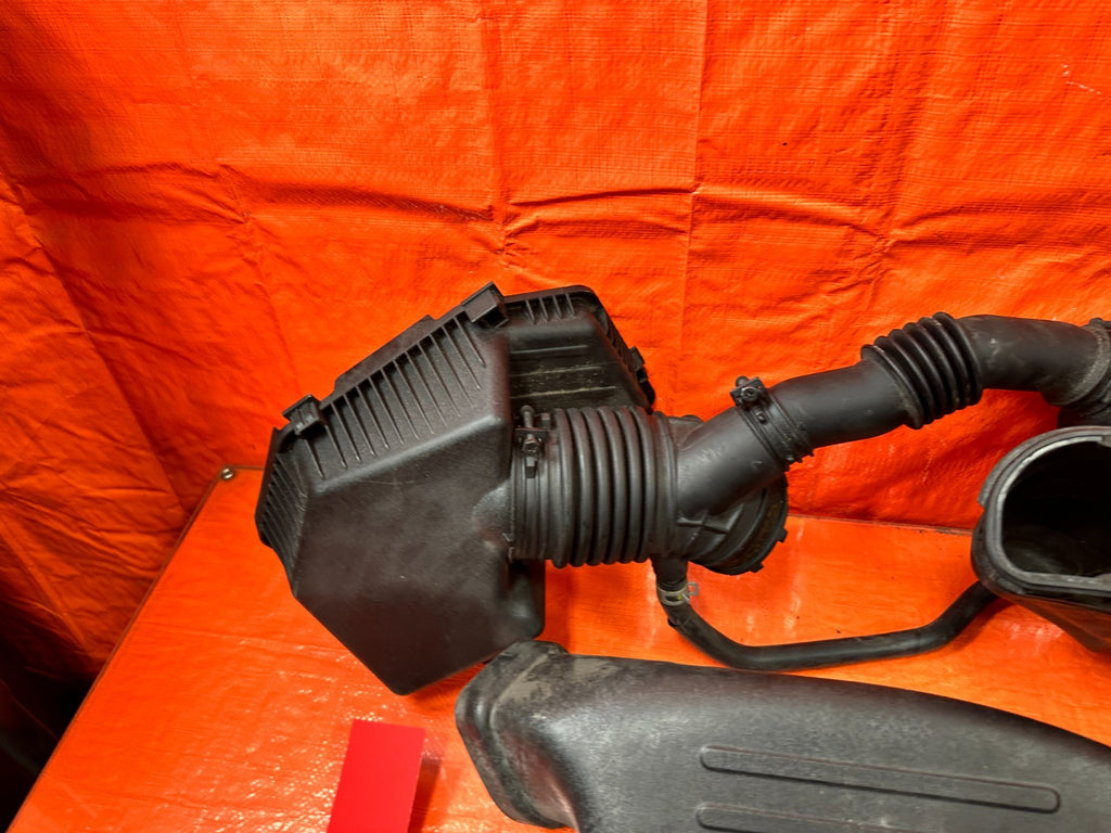 13 16 HYUNDAI GENESIS COUPE 3.8L FACTORY INTAKE W ARM AIR BOX RESONATOR OEM 3023