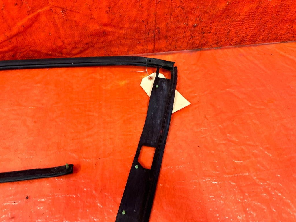 90 91 HONDA CIVIC HATCHBACK   RIGHT DOOR WINDOW GLASS SUB SEAL   OEM 3272