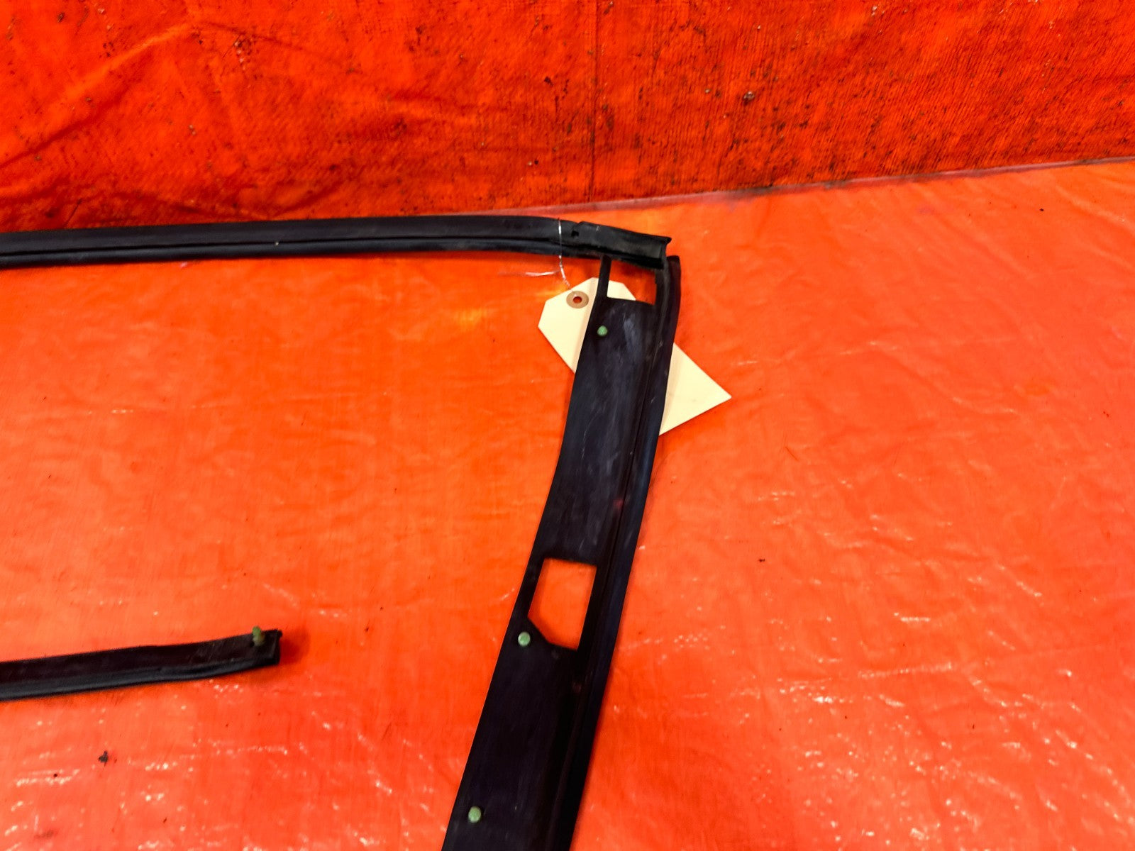 90 91 HONDA CIVIC HATCHBACK   RIGHT DOOR WINDOW GLASS SUB SEAL   OEM 3272