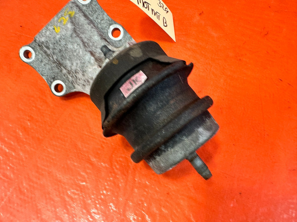 08 15 INFINITI G37 Q60   VQ37 RIGHT ALUMINUM ENGINE BRACKET RWD   OEM #3292