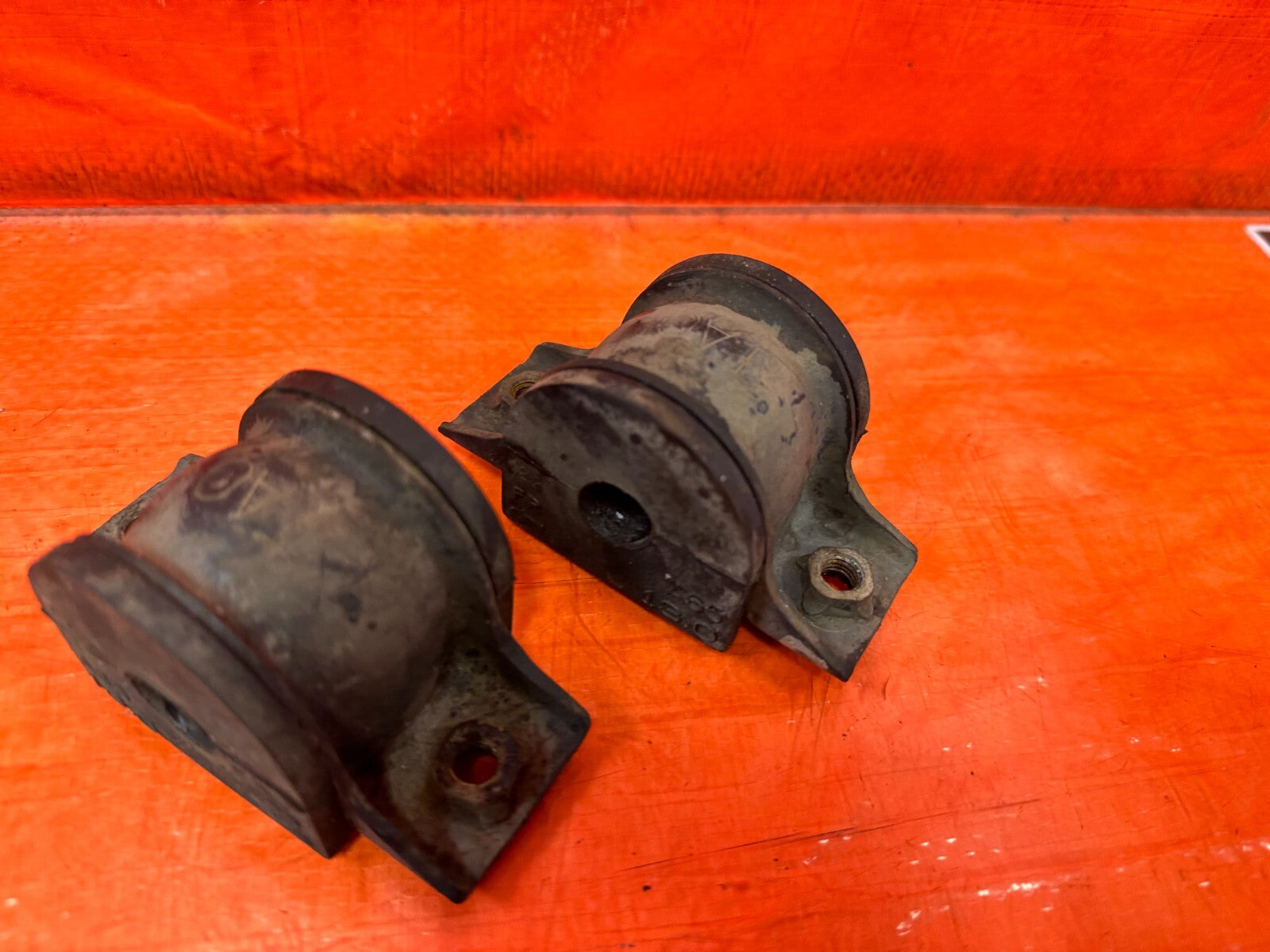 08 12 HONDA ACCORD SEDAN   LEFT & RIGHT REAR SWAY BAR BRACKETS   OEM #2513