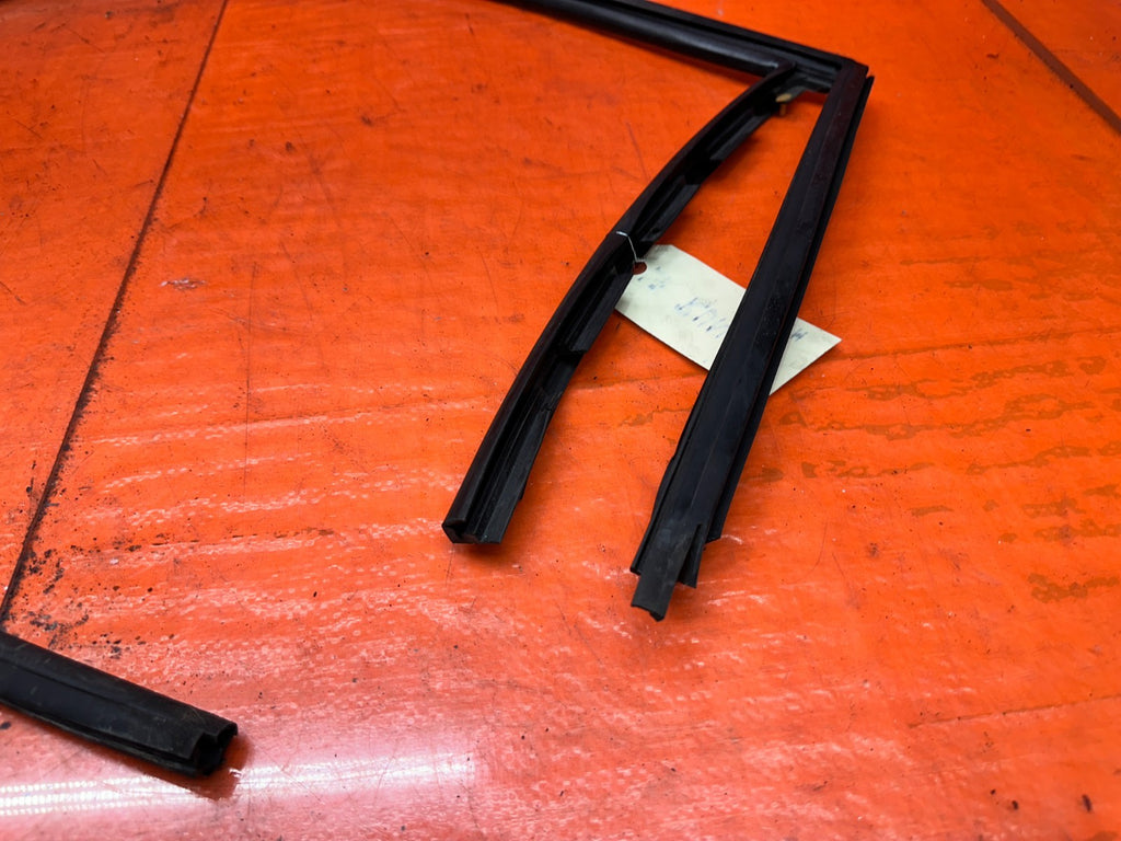 92 96 HONDA PRELUDE LEFT DRIVER WINDOW RUN CHANNEL OEM #33210