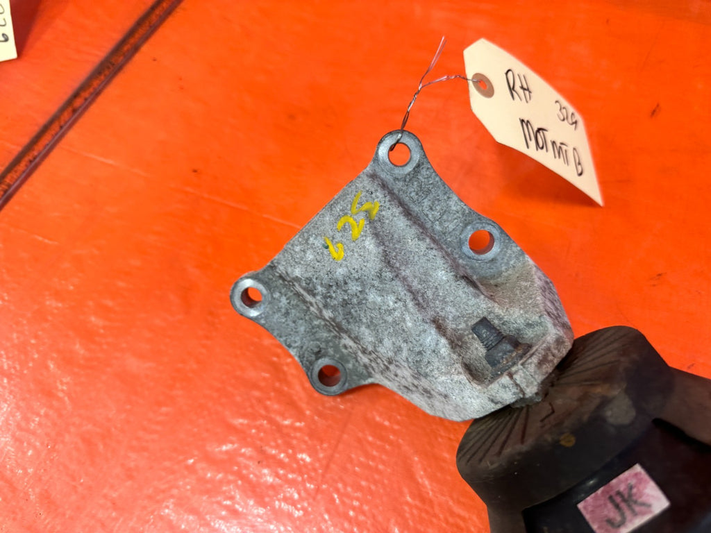 08 15 INFINITI G37 Q60   VQ37 RIGHT ALUMINUM ENGINE BRACKET RWD   OEM #3296