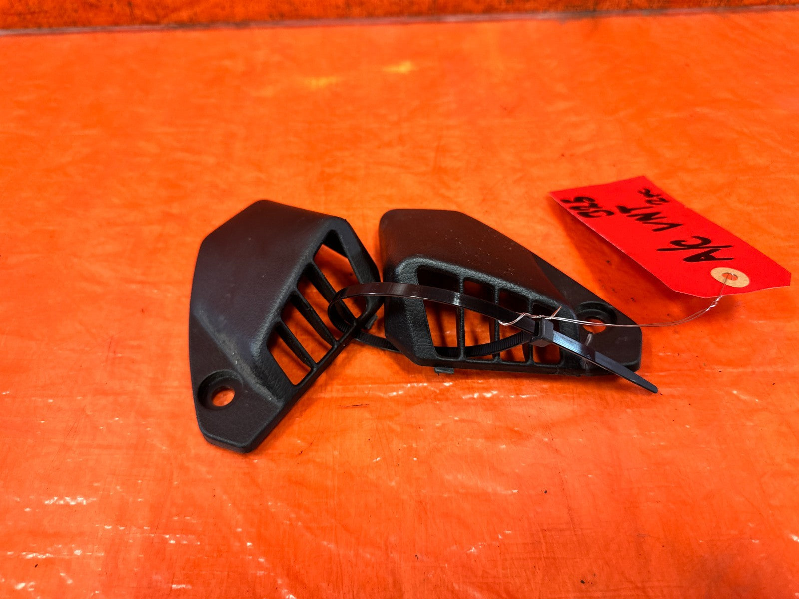 90 91 HONDA CIVIC HATCHBACK   LEFT RIGHT OUTER BY DOOR AC DASH VENT OEM 3251