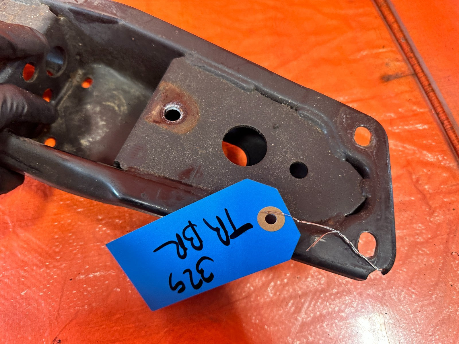 08 15 INFINITI G37 Q60 A/T LOWER TRANSMISSION MOUNT CROSSMEMBER BRACKET #3296