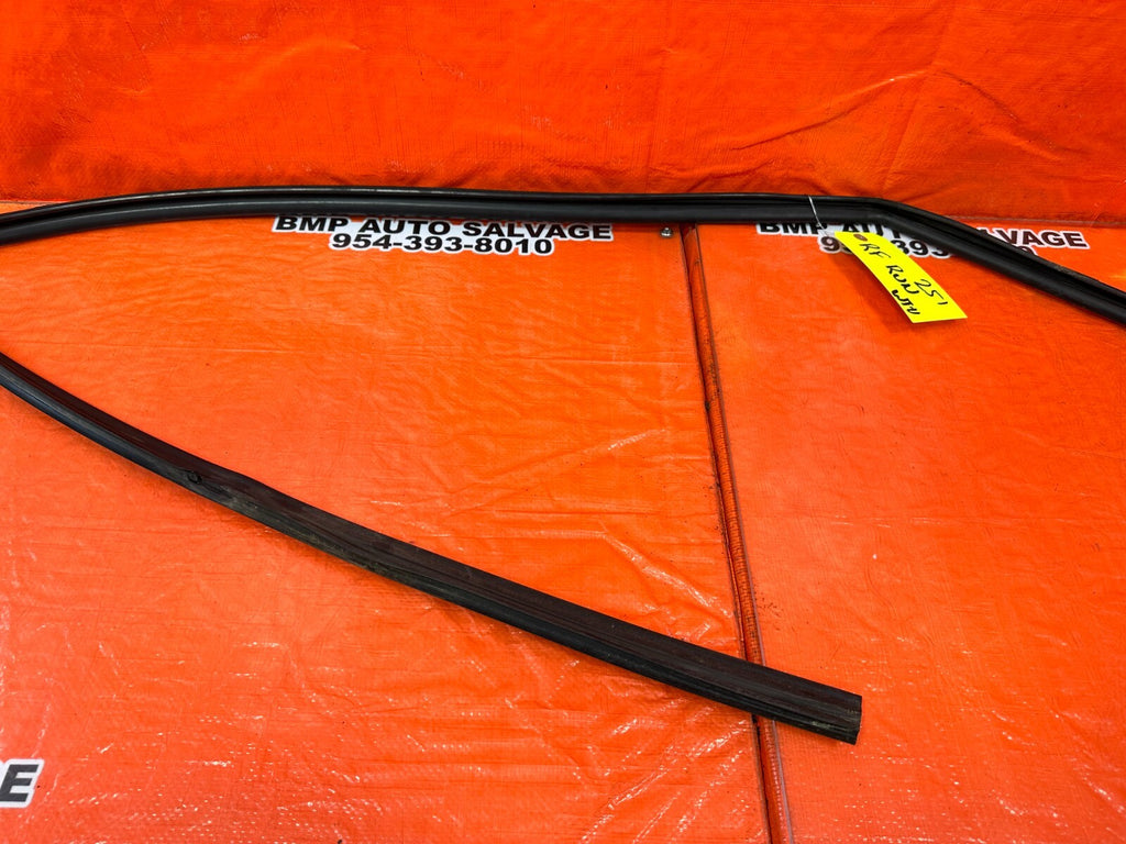 08 12 HONDA ACCORD SEDAN   RIGHT FRONT WINDOW GLASS RUN CHANNEL OEM #2514