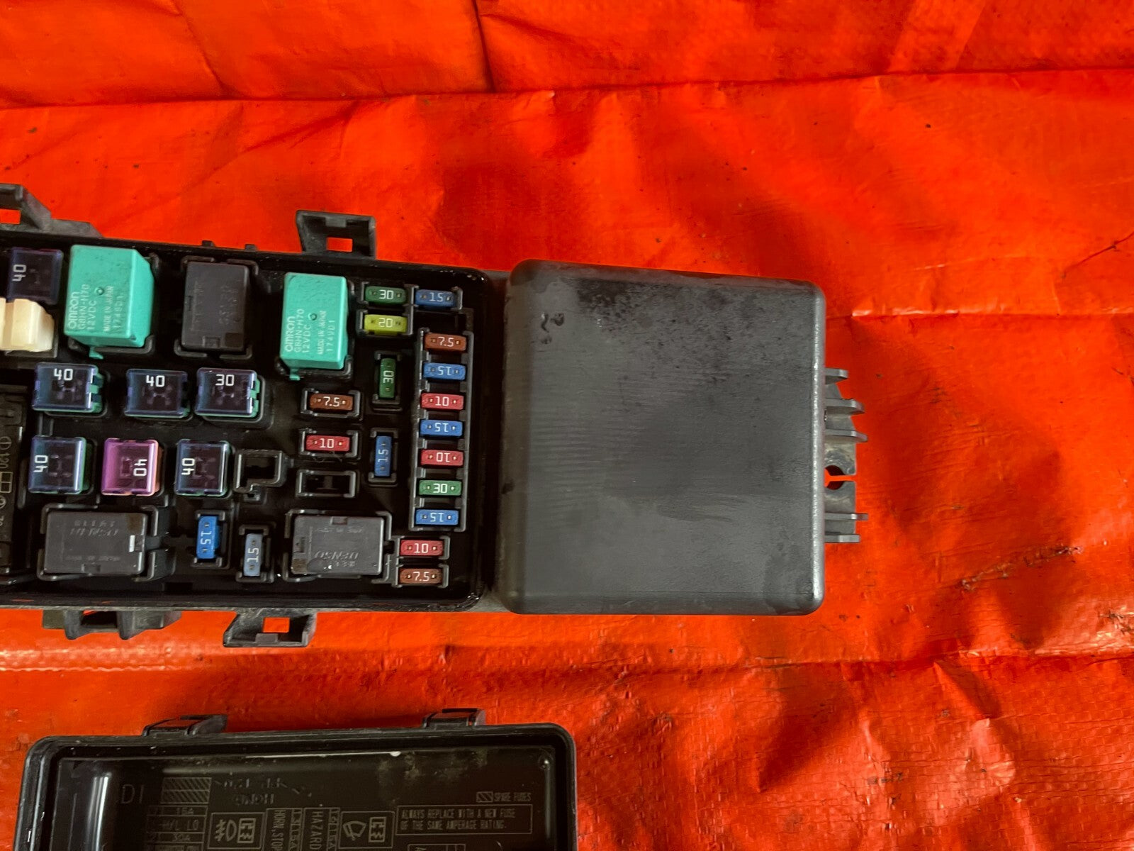 09 12 ACURA RL   EXTERIOR UNDER HOOD ENGINE BAY   FUSE BOX PANEL   OEM FACTORY2