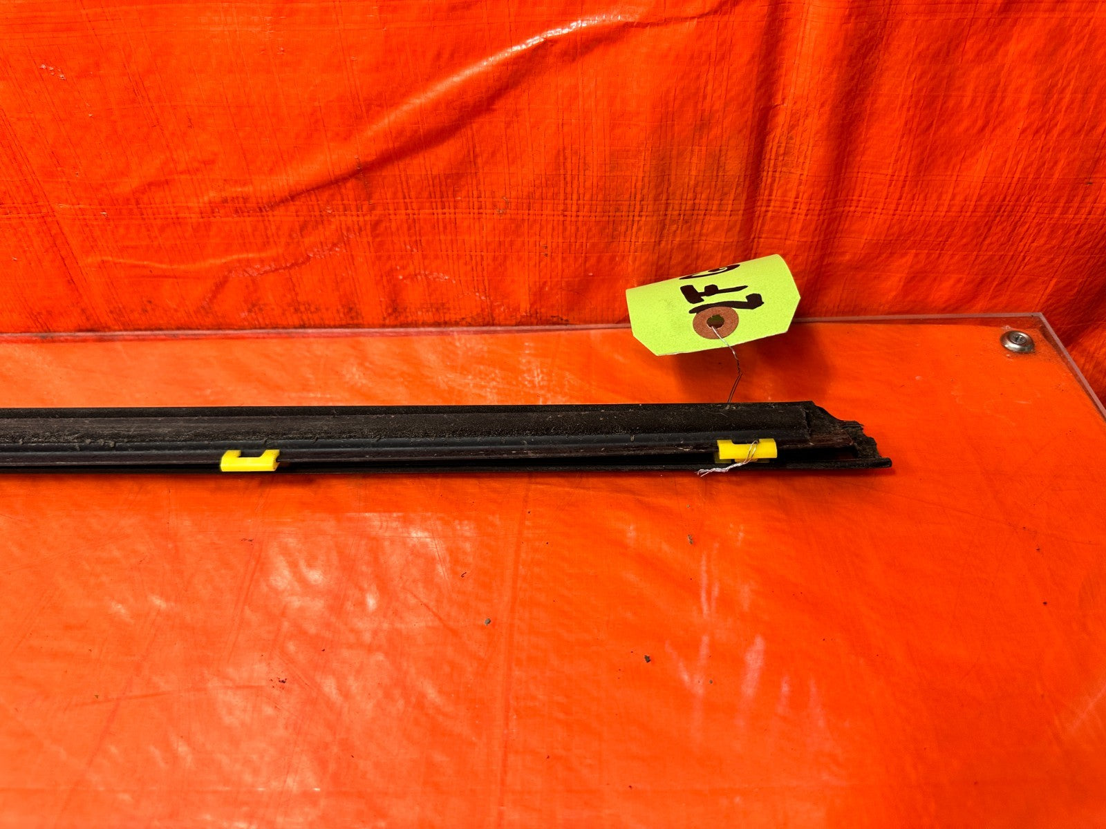 10 16 HYUNDAI GENESIS COUPE   DRIVER LEFT EXTERIOR WINDOW GLASS TRIM   OEM 2996