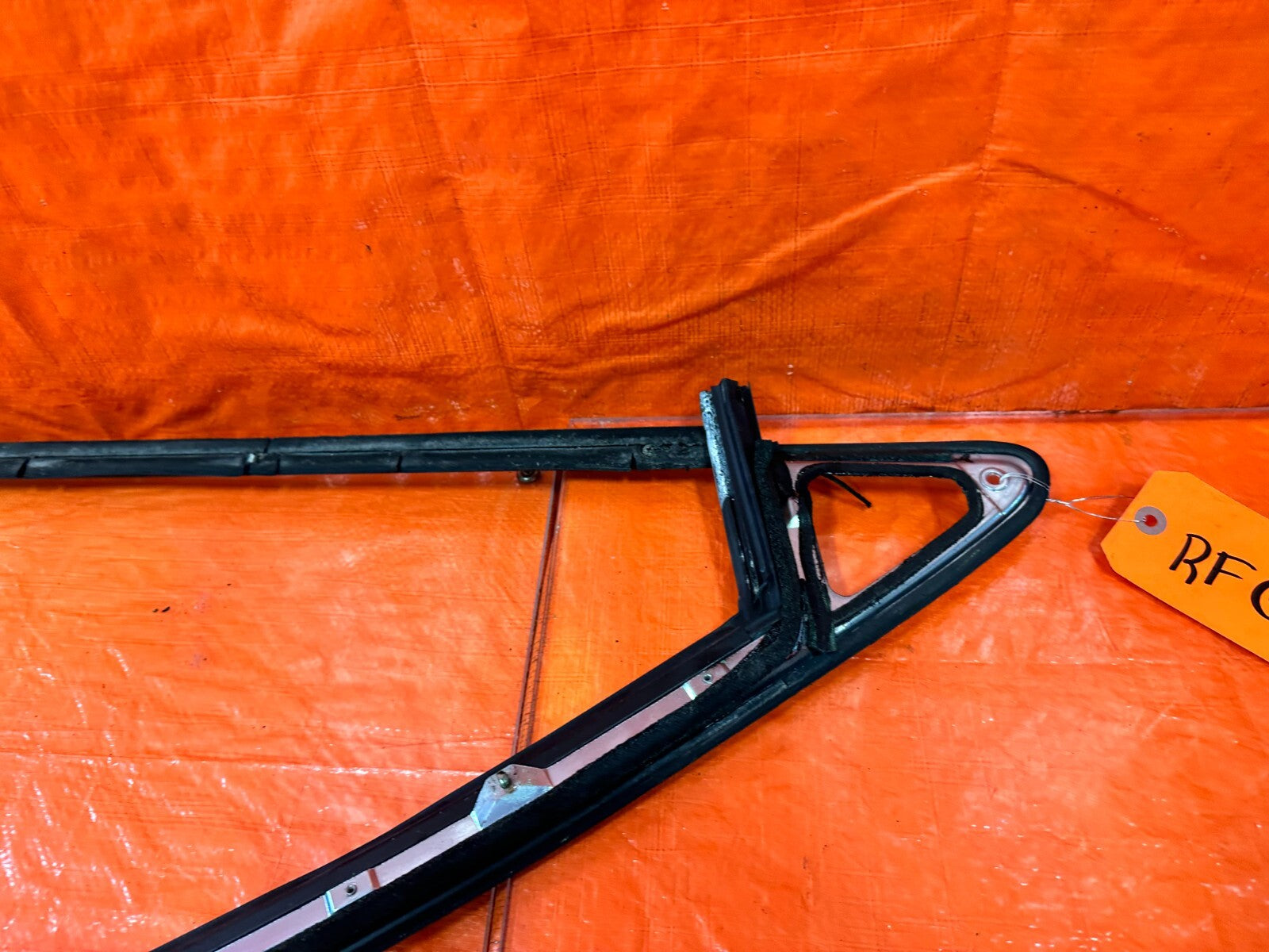 92 00 LEXUS SC300   PASSENGER RIGHT EXTERIOR WINDOW GLASS TRIM   OEM #27613