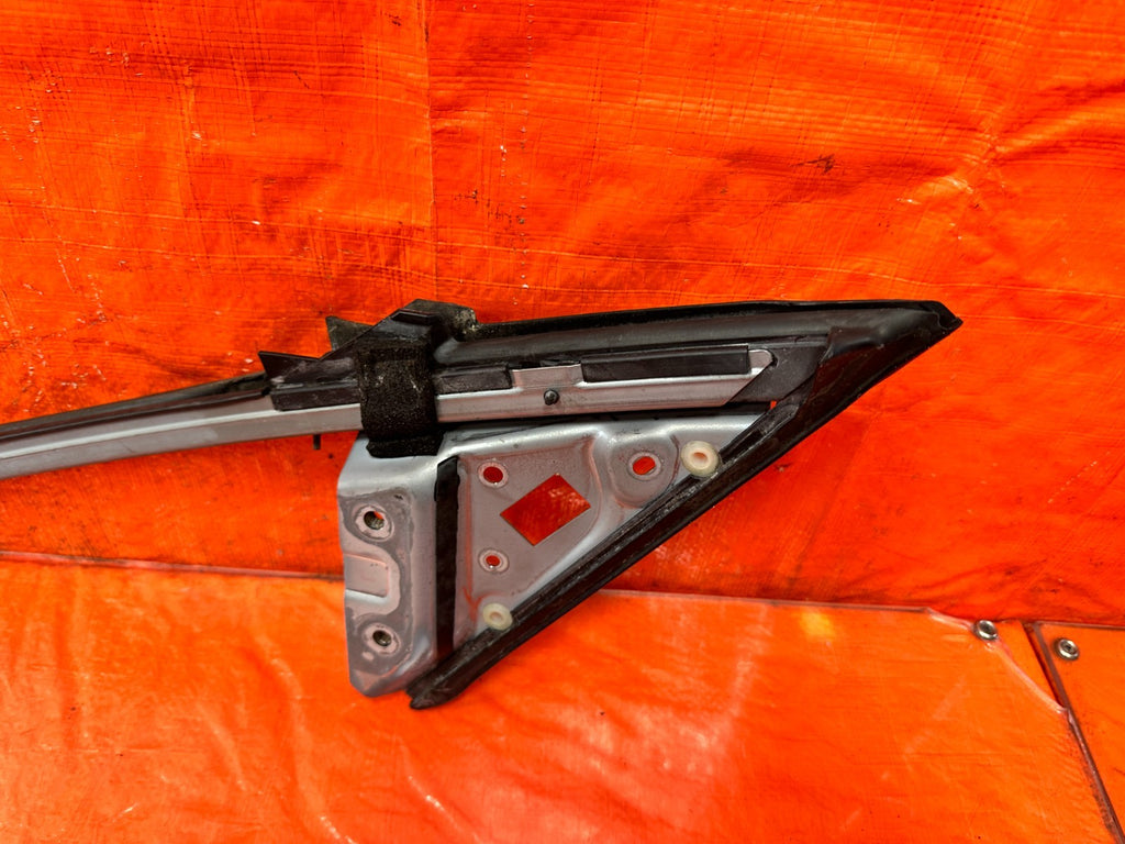 09 15 INFINITI G37 CONVERTIBLE   DRIVER LEFT   DOOR SASH GUIDE TRIANGLE OEM 3105