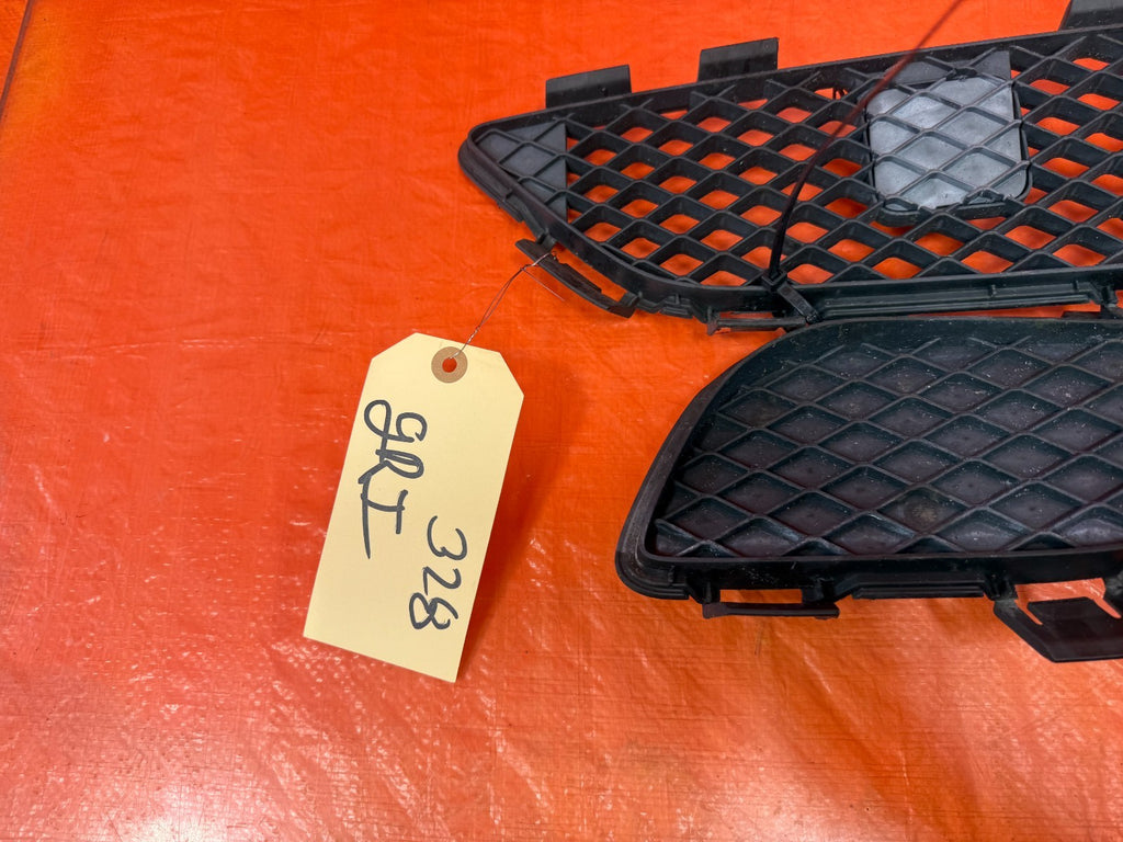 08 10 INFINITI G37 2D COUPE   SPORT MODEL   FRONT BUMPER LOWER GRILLE   OEM 32812