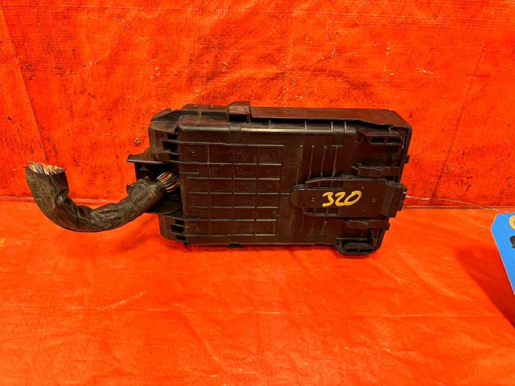 08 09 INFINITI G37 2D COUPE UNDER THE HOOD ENGINE BAY FUSE BOX PANEL   OEM 3205