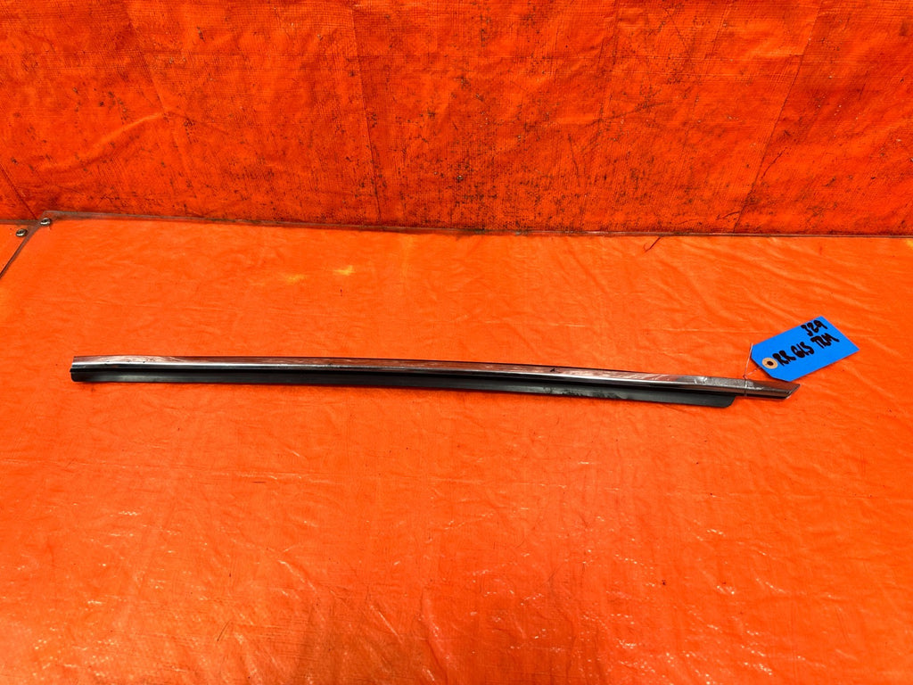 09 15 INFINITI G37 CONVERTIBLE   RIGHT REAR EXTERIOR WINDOW GLASS TRIM   OEM 3290