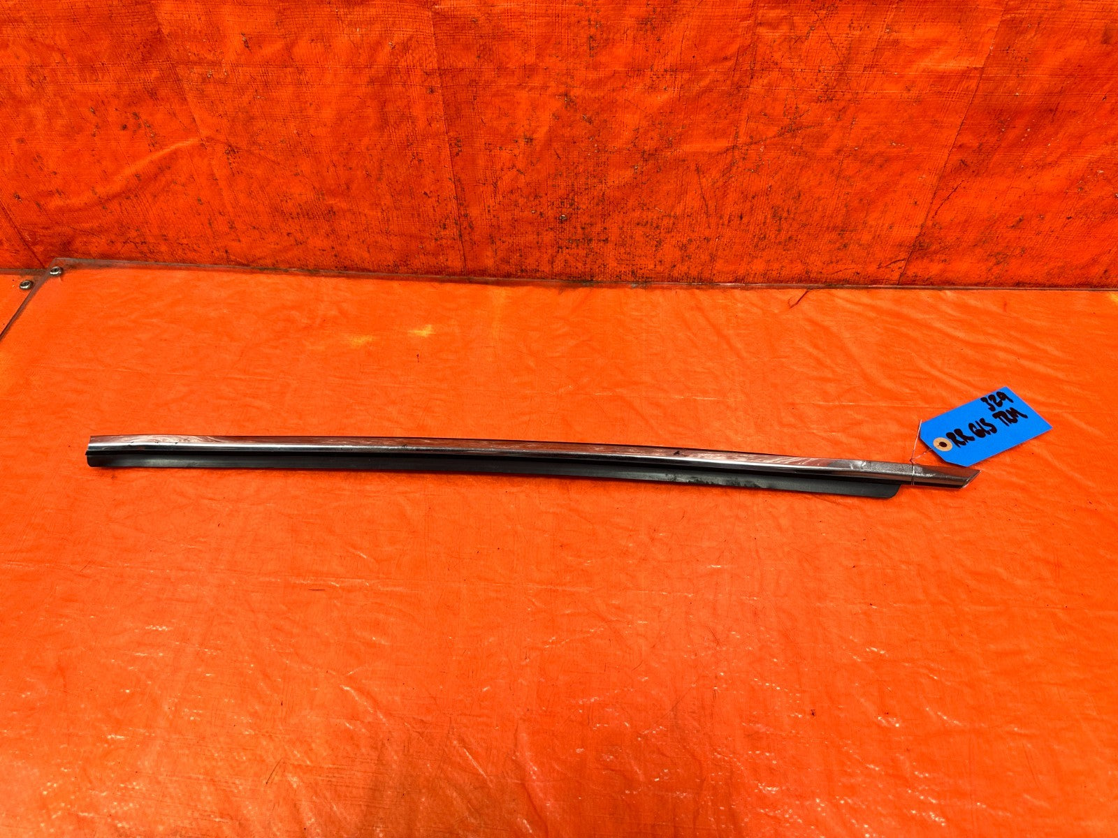 09 15 INFINITI G37 CONVERTIBLE   RIGHT REAR EXTERIOR WINDOW GLASS TRIM   OEM 3290