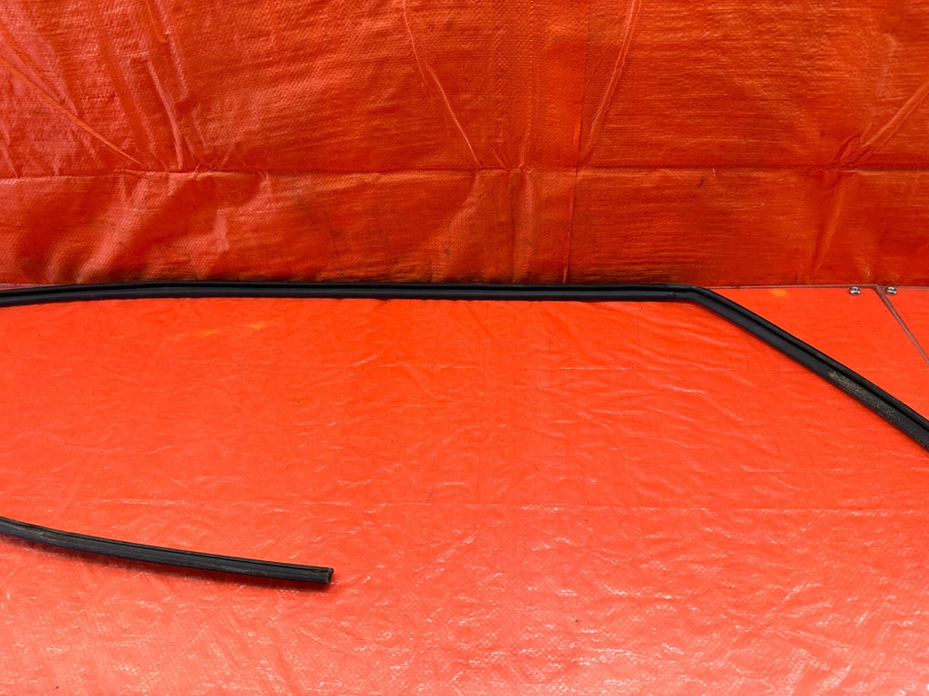 02 05 HONDA CIVIC SI EP3   PASSENGER RIGHT DOOR WINDOW GLASS RUN CHANNEL OEM 2304