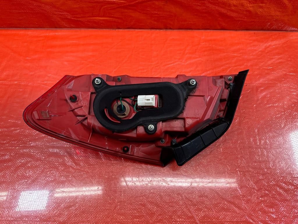 07 13 INFINITI G35 G37 SEDAN   DRIVER LEFT OUTER TAIL LIGHT LAMP   OEM #19210