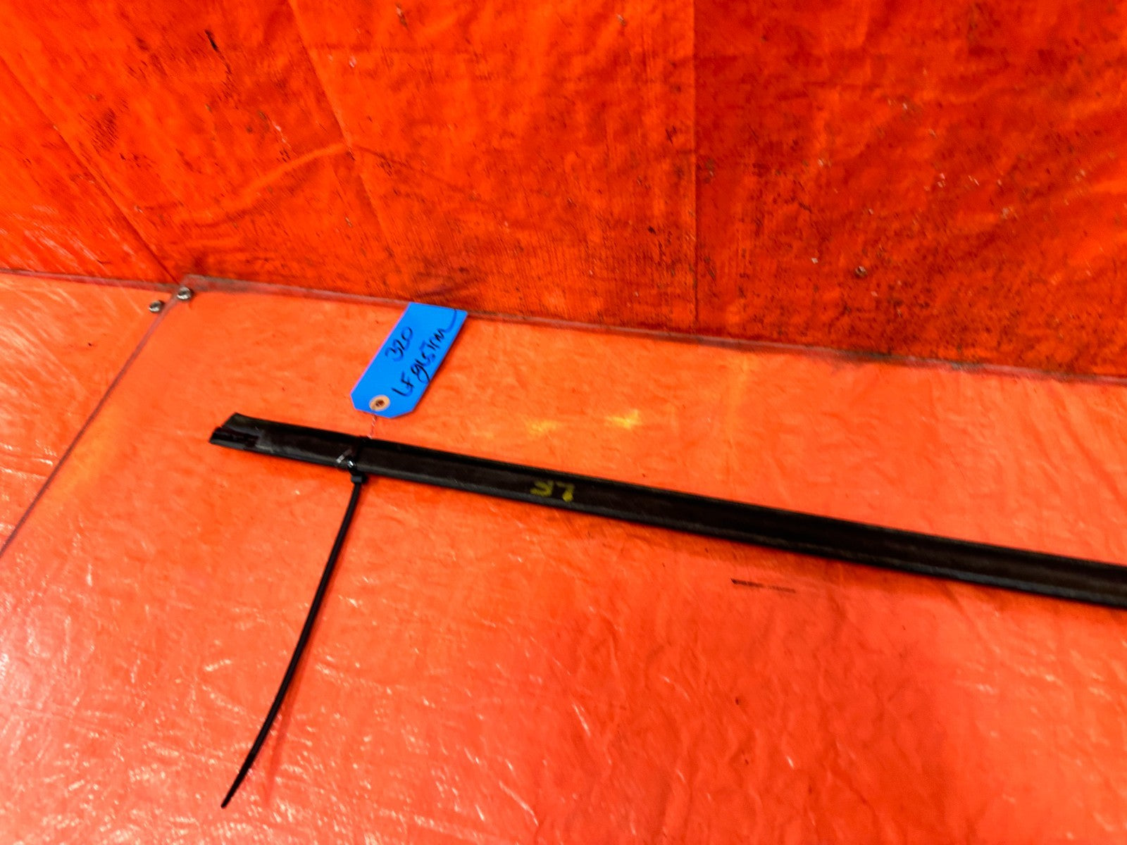 08 15 INFINITI G37 & Q60 COUPE   DRIVER LEFT EXTERIOR WINDOW GLASS TRIM   OEM 3214