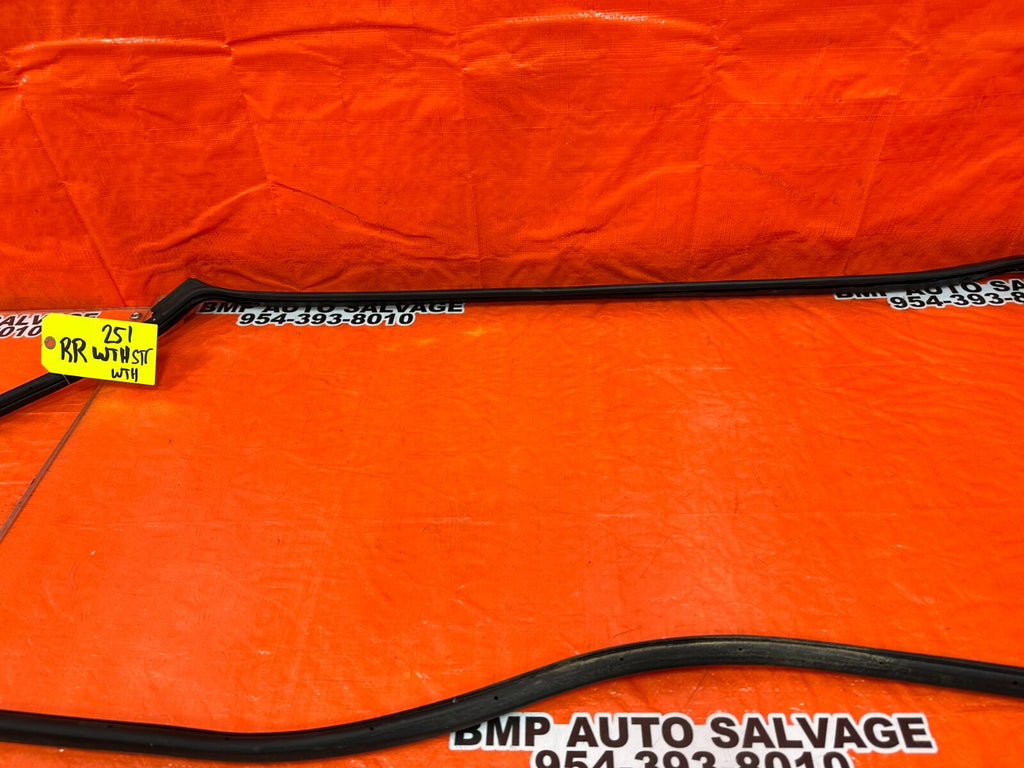 08 12 HONDA ACCORD SEDAN PASSENGER RIGHT REAR DOOR WEATHER STRIP RUBBER OEM 2513