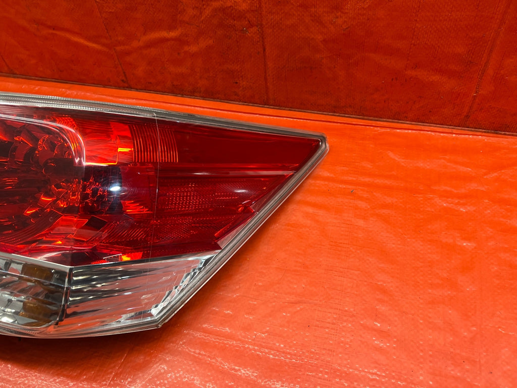 08 12 HONDA ACCORD SEDAN   PASSENGER RIGHT OUTER   TAIL LIGHT LAMP   OEM #1747