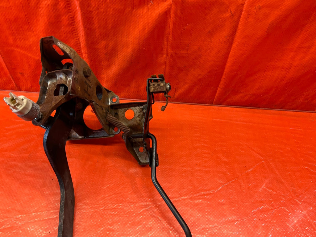 88 91 HONDA CRX   DX   AUTOMATIC   GAS AND BRAKE PEDAL ASSEMBLY   OEM #1574