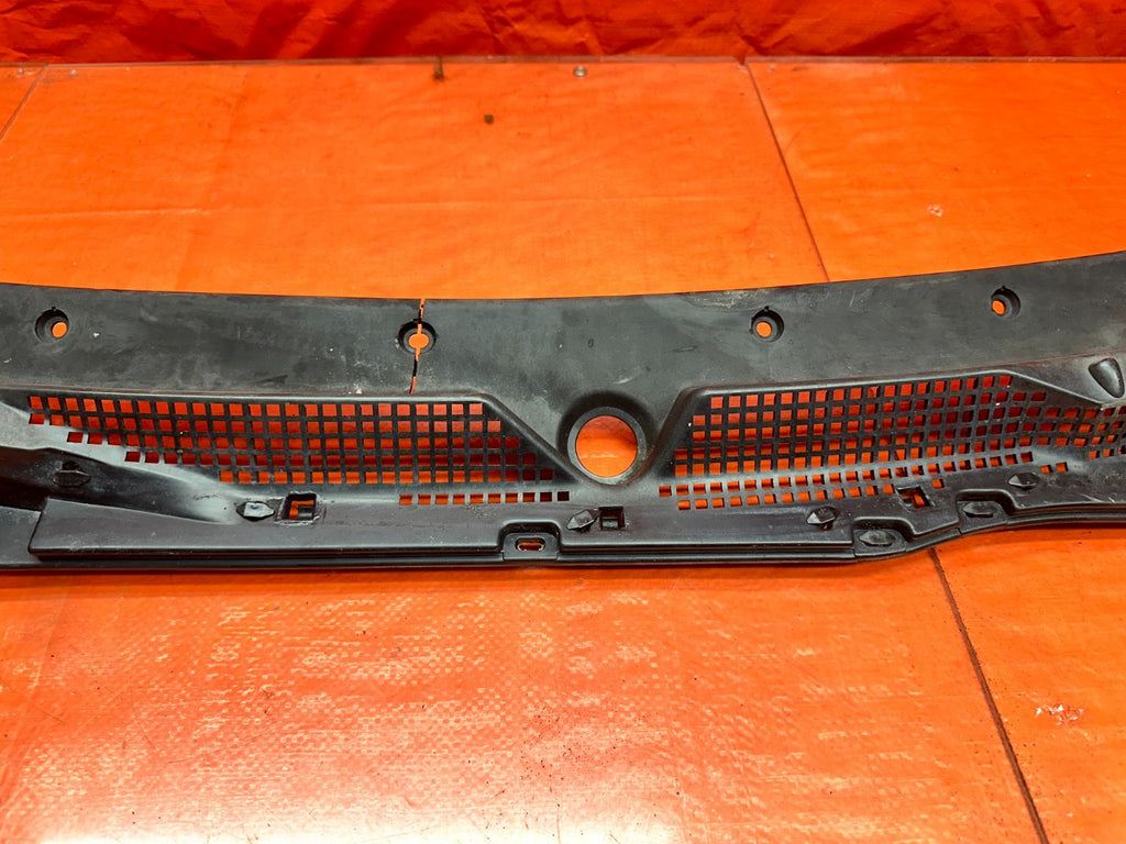 94 01 ACURA INTEGRA FRONT WINDSHIELD WIPER COWL PLASTIC TRIM OEM #3316