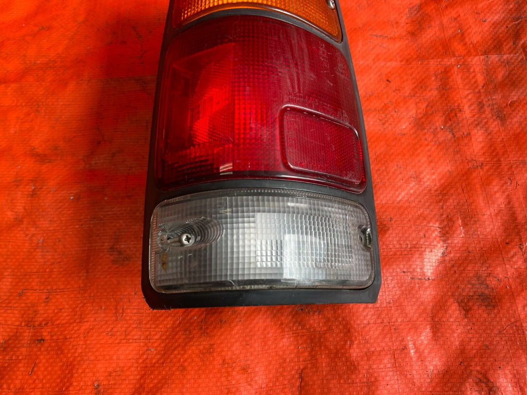 91 97 ISUZU RODEO   DRIVER LEFT   TAIL LIGHT LAMP   OEM FACTORY OE3