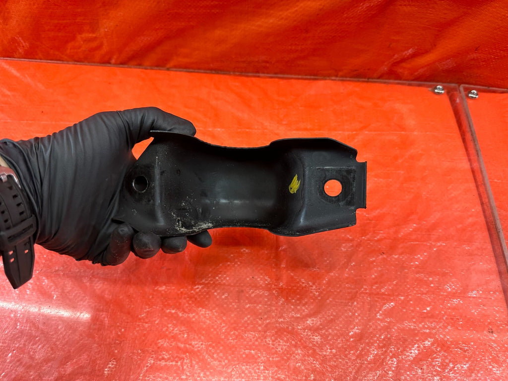 08 15 INFINITI G37 Q60   PASSENGER RIGHT FRONT LOWER CONTROL ARM BRACKET OEM 2078