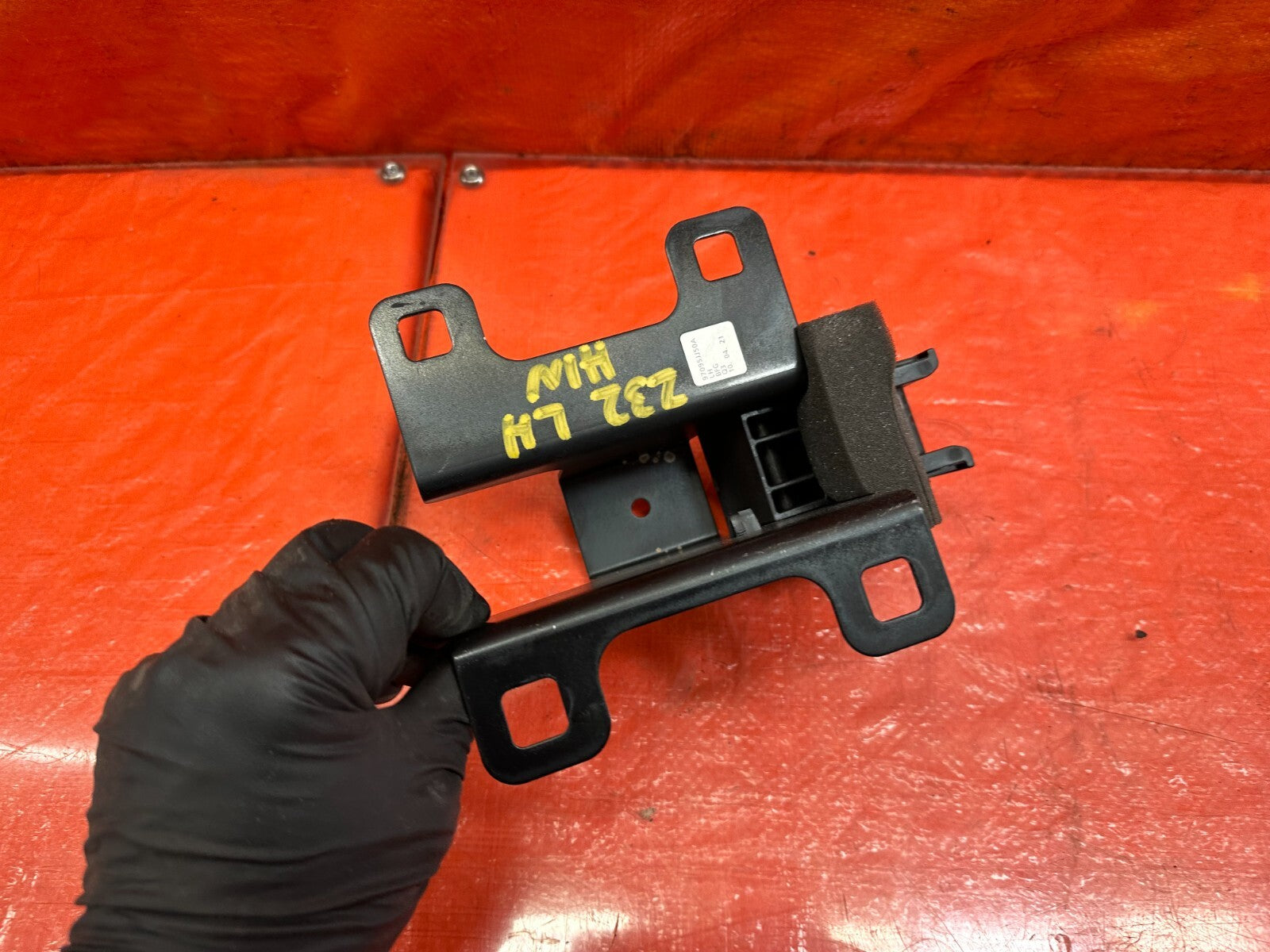 2010 10 INFINITI G37 CONVERTIBLE   LEFT  TOP BRACKET   PART # 97095 JJ50A   #2324