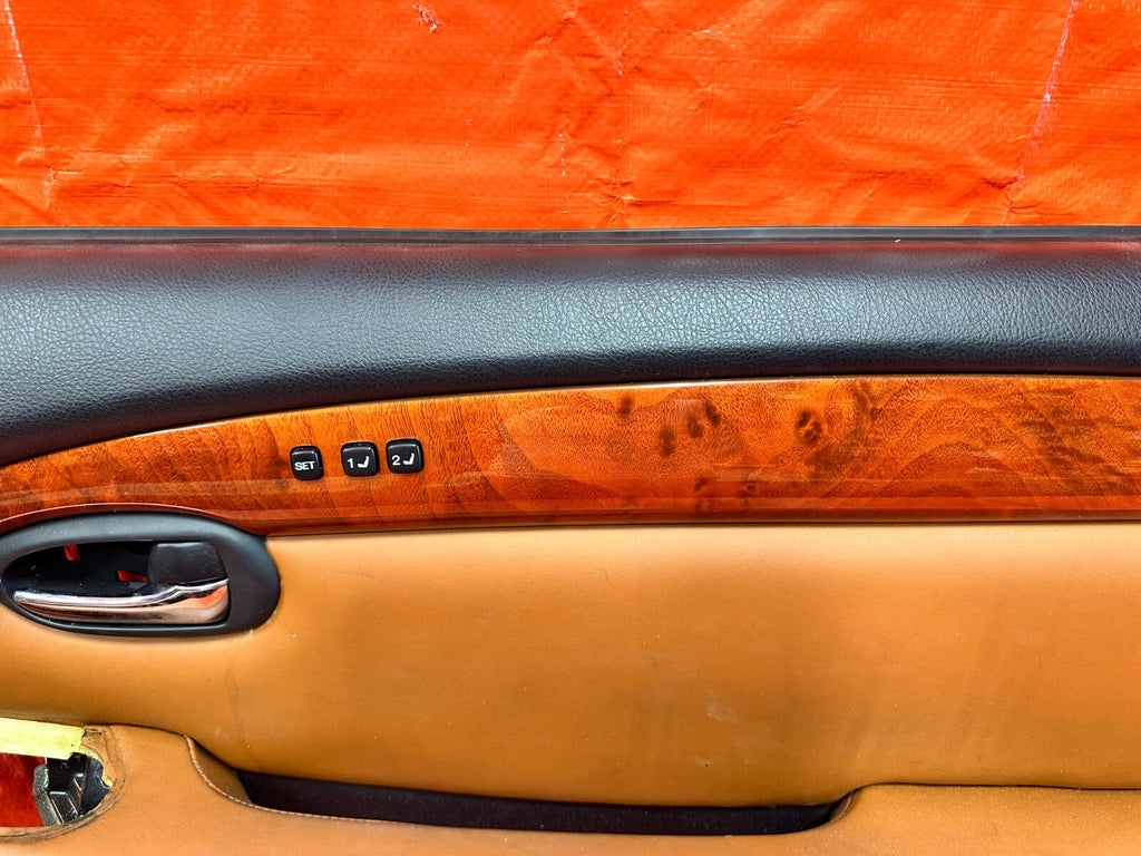 02 05 LEXUS SC430   PASSENGER RIGHT DOOR PANEL   BLACK N PEANUT BUTTER OEM 28810