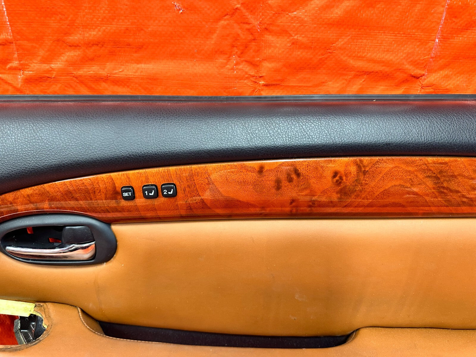 02 05 LEXUS SC430   PASSENGER RIGHT DOOR PANEL   BLACK N PEANUT BUTTER OEM 28810
