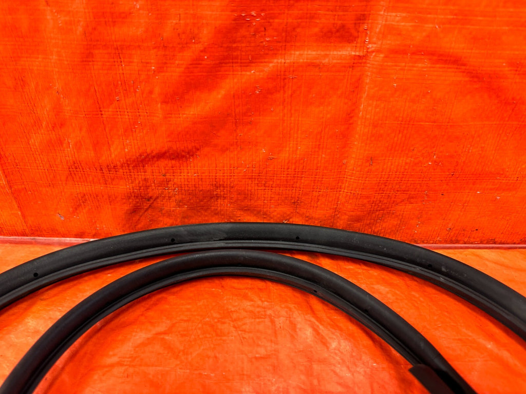 13 20 SUBARU BRZ   PASSENGER RIGHT DOOR LOWER WEATHER STRIP RUBBER SEAL OEM 2925