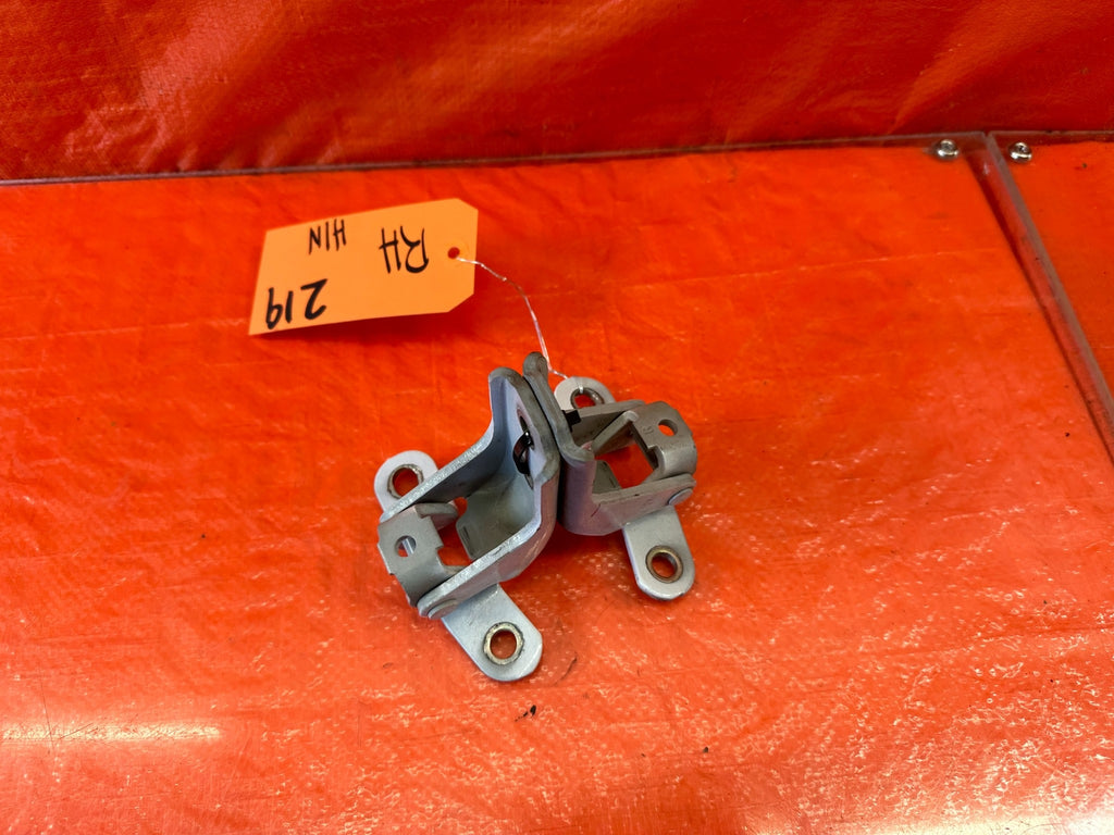 10 16 HYUNDAI GENESIS COUPE PASSENGER RIGHT  DOOR HINGE SET UPPER LOWER OEM #2197