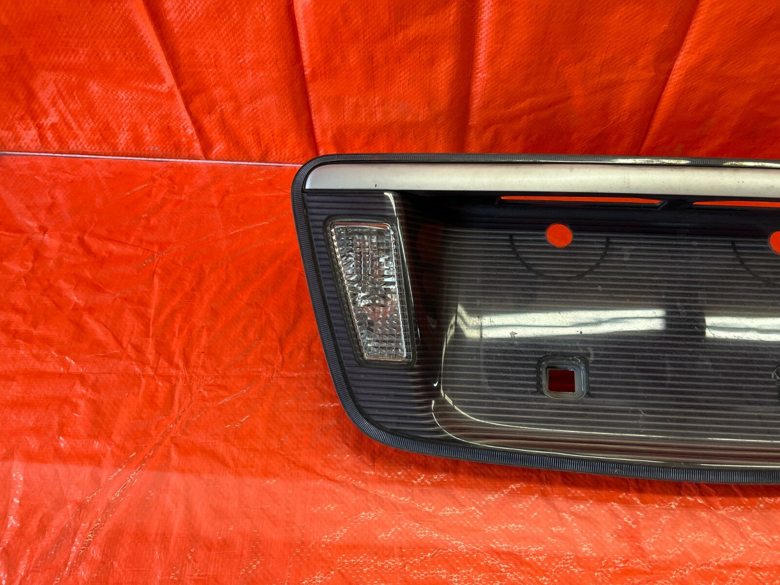04 06 ACURA TL   REAR TRUNK LID LICENSE PLATE HOLDER TRIM W/ LIGHTS   OEM #1076