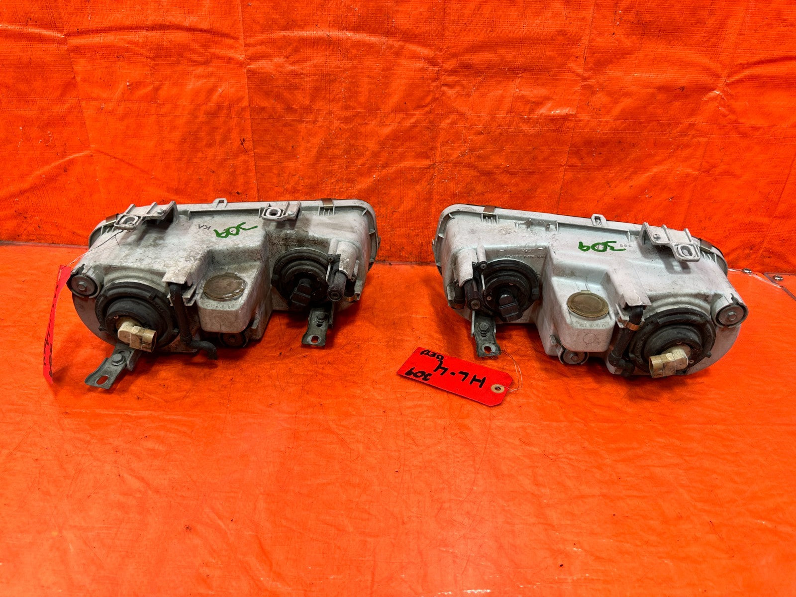 94 97 ACURA INTEGRA HEADLIGHTS HEADLAMPS   LEFT AND RIGHT HEADLIGHT SET OEM 30910