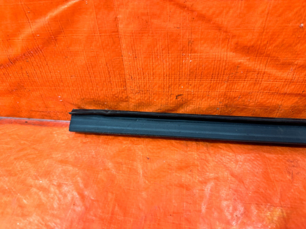 04 08 ACURA TSX   PASSENGER RIGHT REAR   INTERIOR INSIDE GLASS TRIM SEAL OEM 2917