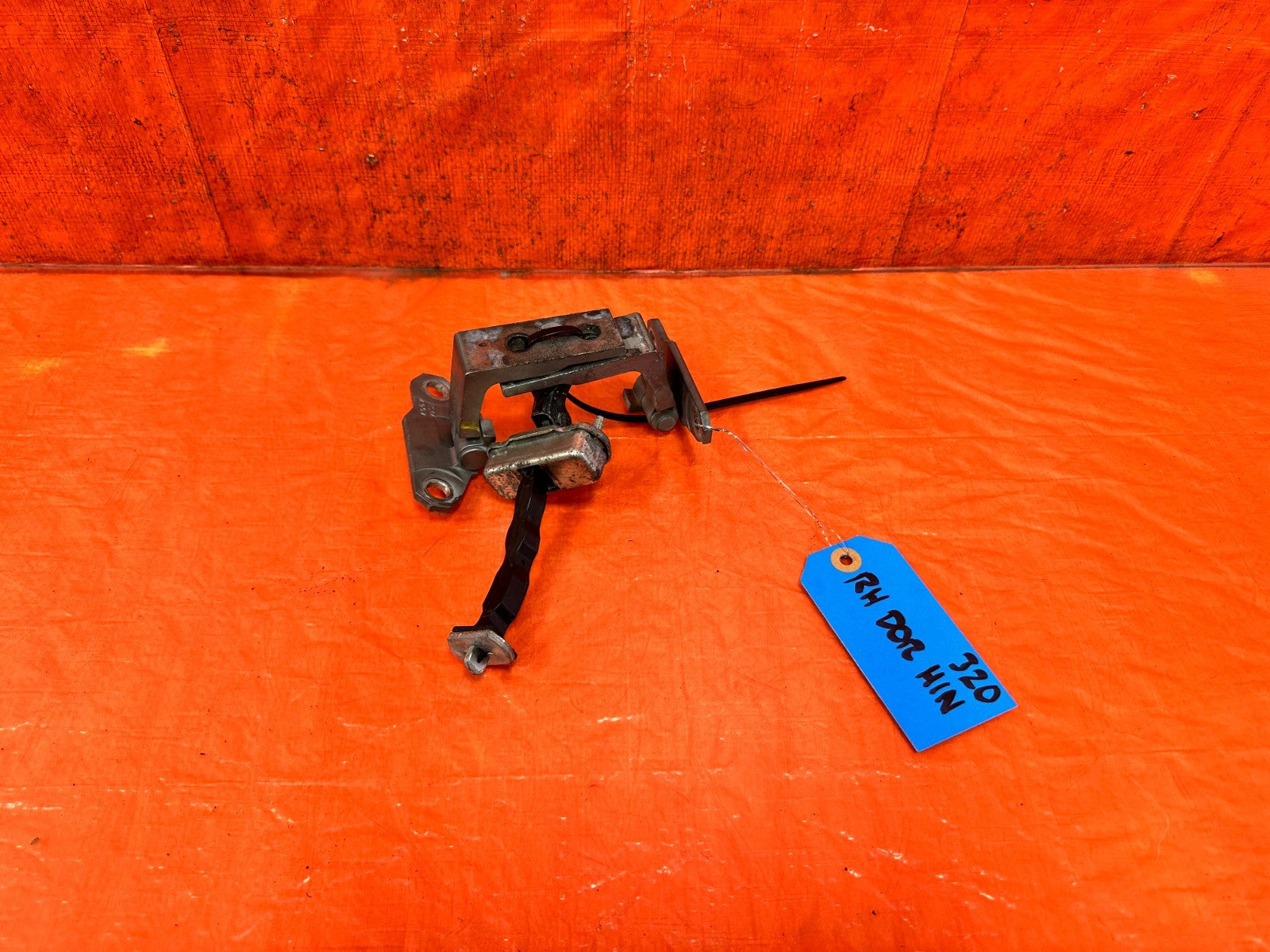 08 15 INFINITI G37 & Q60 COUPE   DOOR CHECKER W/ BOTH DOOR HINGES   RIGHT   OEM0
