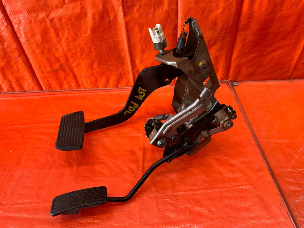 94 01 ACURA INTEGRA   AUTOMATIC TRANSMISSION MODEL   GAS AND BRAKE PEDAL OEM 1598