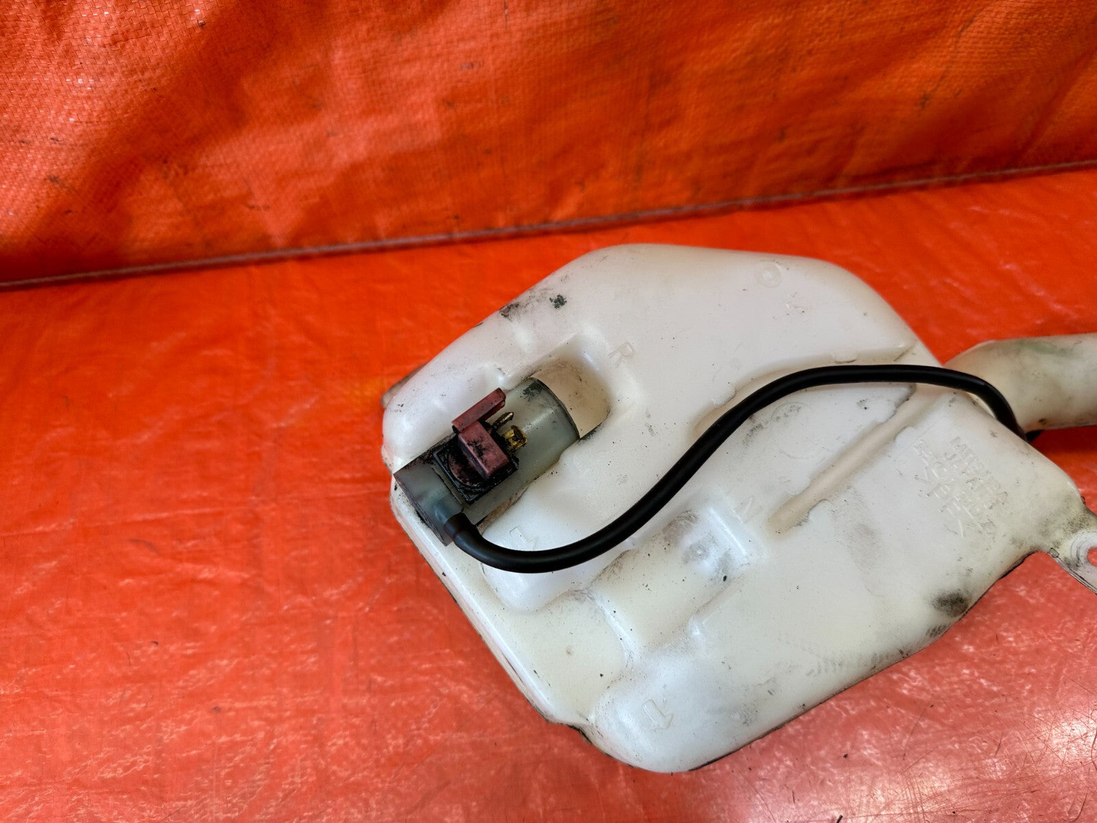 96 01 ACURA INTEGRA SEDAN   WINDSHIELD WIPER RESERVOIR TANK W/ MOTOR OEM #2285