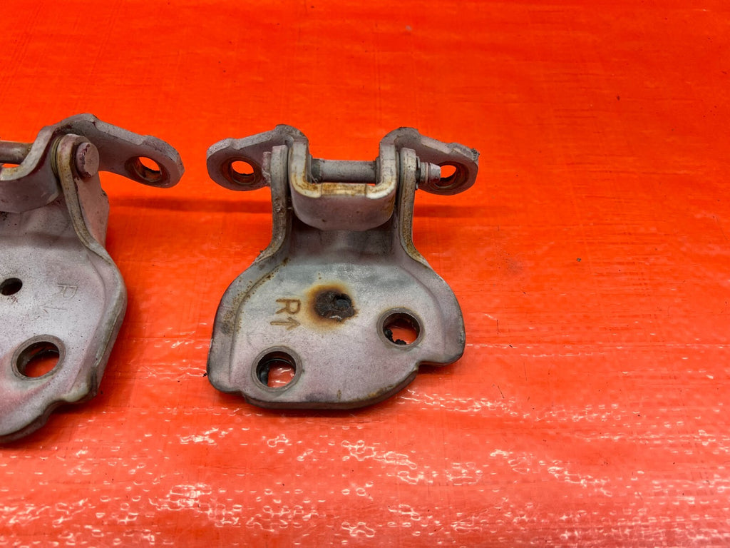 90 01 ACURA INTEGRA SEDAN   RIGHT FRONT DOOR HINGE SET   UPPER LOWER   OEM #1654